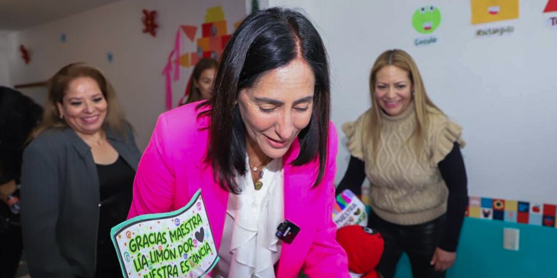 Lía Limón recibe un presente en la inauguración de la estancia infantil número 28, con la que cierra 2022.