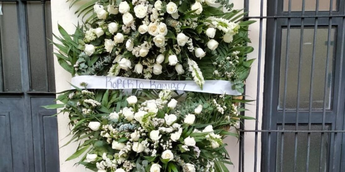 Corona de flores en las instalaciones de la Comisión de Derechos Humanos de Colima.