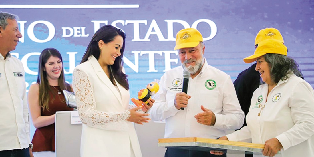 TERESA JIMÉNEZ, gobernadora del
estado, recibe un reconocimiento, ayer.