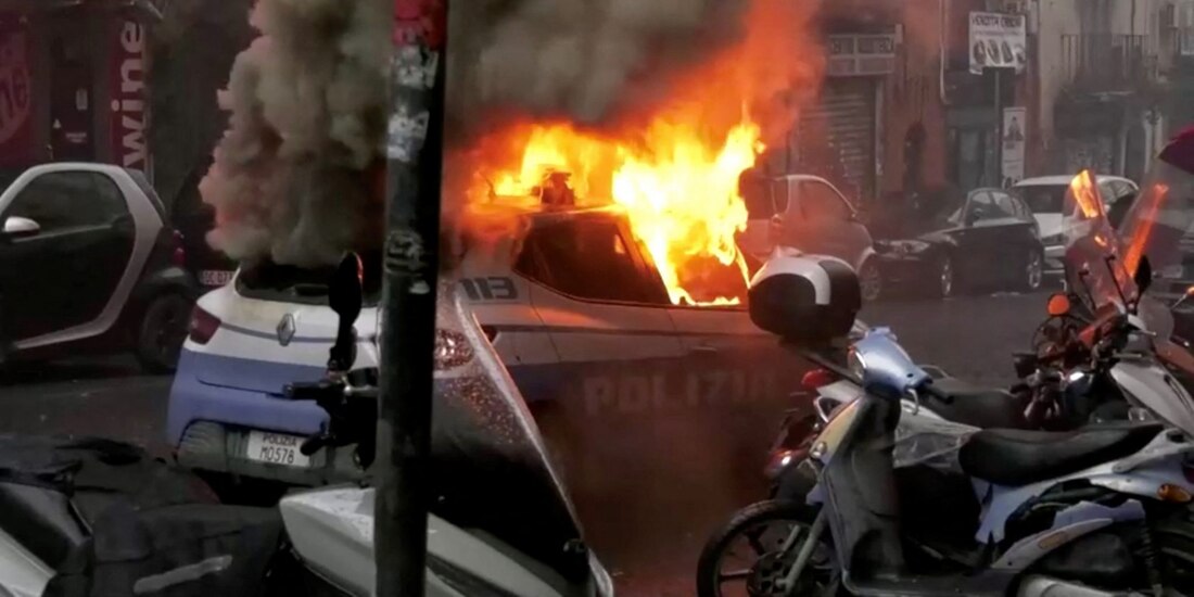 Un auto de la policía de Napoli fue incendiado durante los altercados con seguidores del Eintracht Frankfurt.