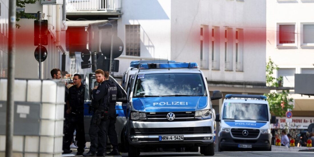 Policía alemana atiende el lugar del siniestro.