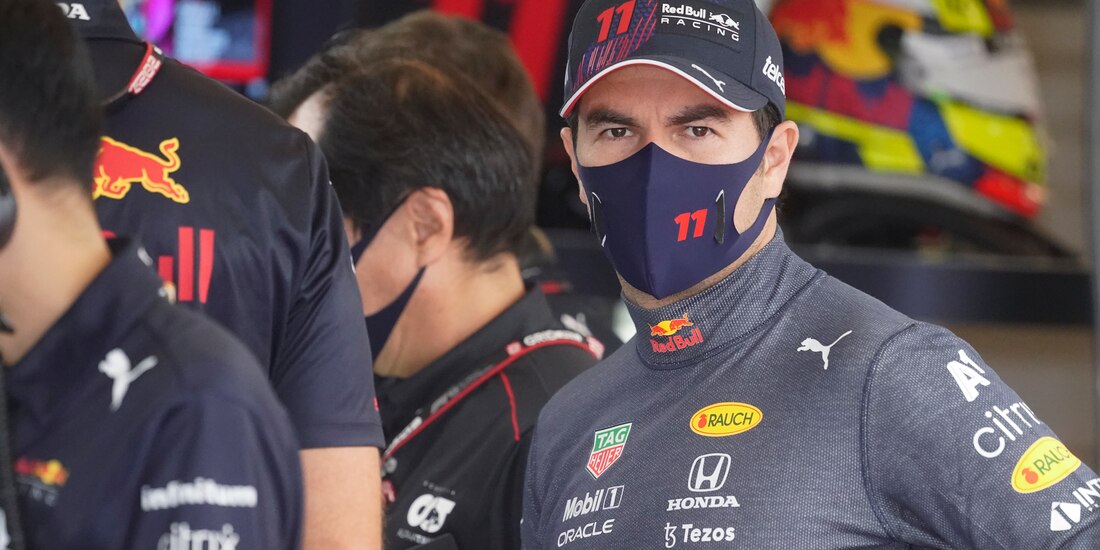 Checo Pérez espera en su garaje antes de una sesión de prácticas para el Gran Premio de Estados Unidos de F1.