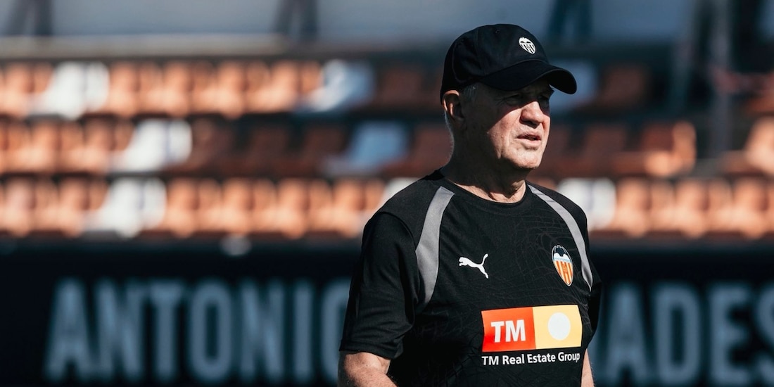 Javier Aguirre en su primer entrenamiento con el Valencia