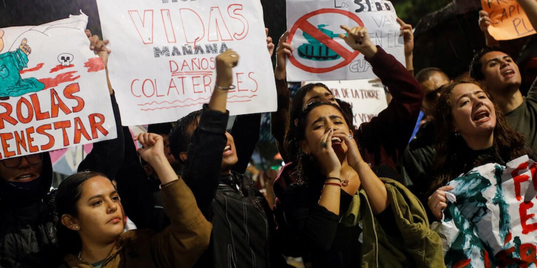 Manifestantes, ayer, en “Velada por la paz”, en el Ángel de la Independencia.