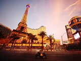 Checo Pérez, en su monoplaza de F1 en la ciudad de Las Vegas.