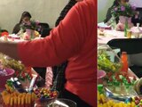 Una señora fue captada tomando muchos dulces de una mesa decorativa en una fiesta de 15 años.
