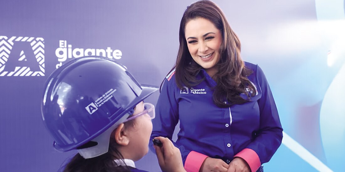 Teresa Jiménez convive con una niña, ayer, tras su Tercer Informe.