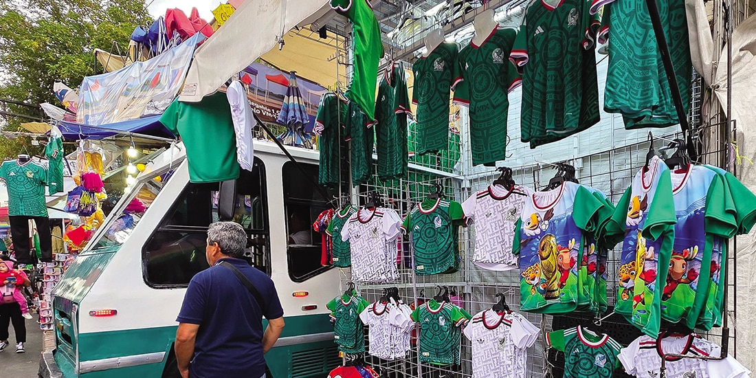 UNO de los puestos con mercancía pirata.