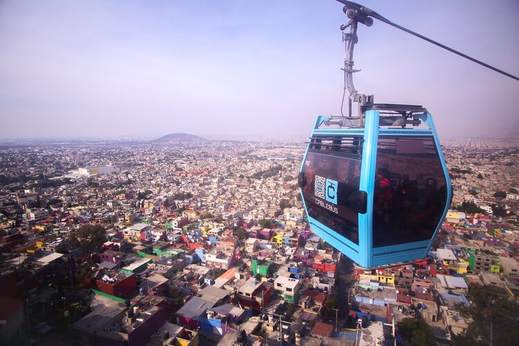 Vista aérea desde el Cablebús en la que se aprecia la contaminación en el Valle de México, ayer.