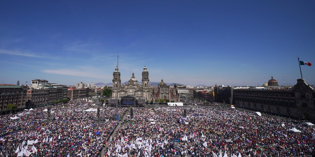 La vendimia de recuerdos, playeras, banderines y calcomanías con la imagen de AMLO se encuentran a cada paso del Zócalo capitalino