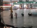 Fuerte lluvia en Puebla deja varios autos varados y provoca inundaciones.
