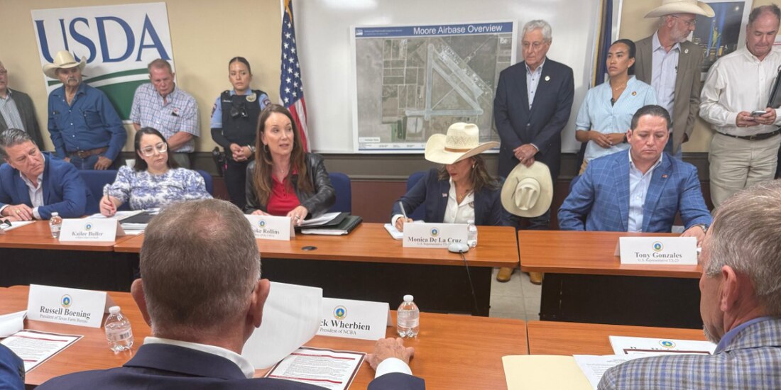Reunión entre la titular del Departamento de Agricultura de EU (3.ra de izq. a der.), Brooke Rollins, y ganaderos, ayer.