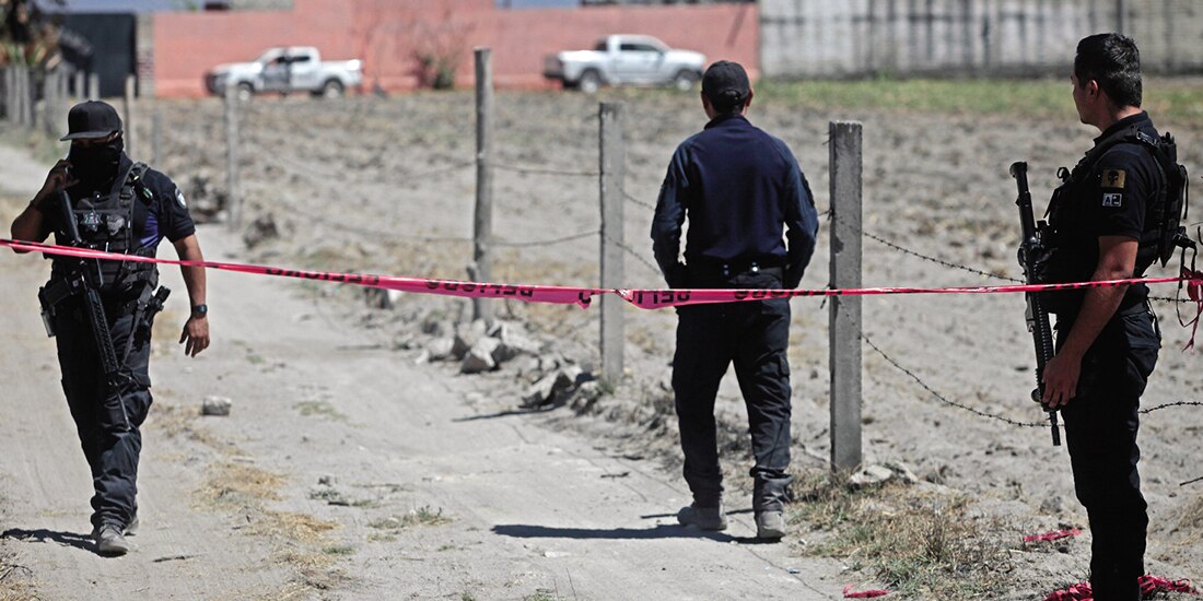Agentes de la Fiscalía estatal resguardan el predio La Estanzuela, ayer.