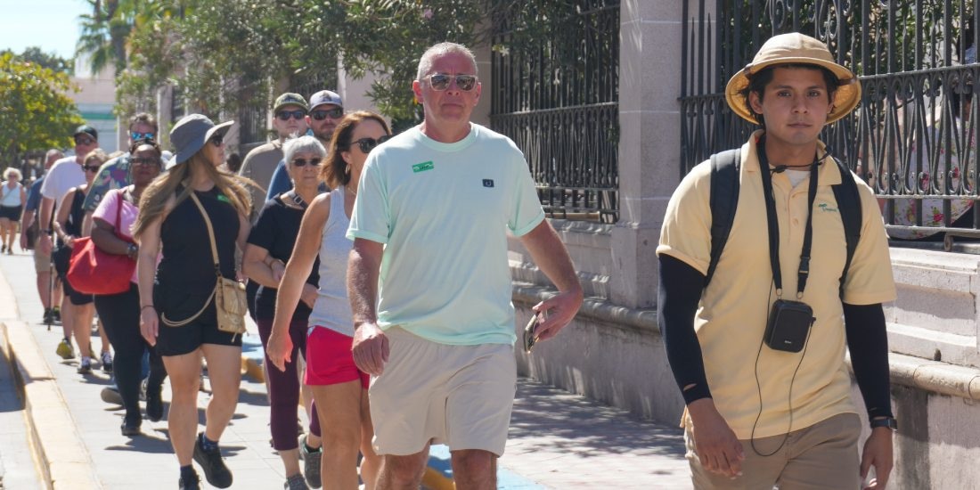 Mazatlán recibe a más de 3,900 cruceristas en el último día de Carnaval.