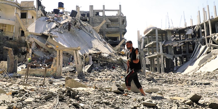 Jehad Al-Shagnobin resultó herido en un ataque israelí anterior contra su casa, ayer.