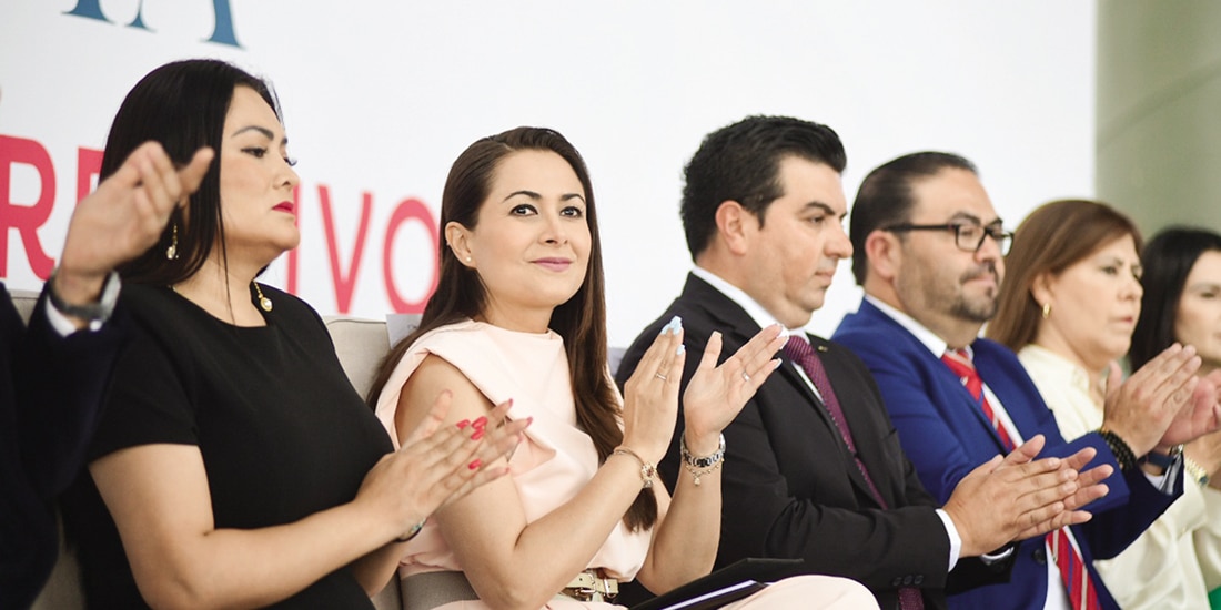 Tere Jiménez (2.a de izq. a der.), ayer, en el XXIII Comité de la Cámara Mexicana de la Industria de la Construcción.