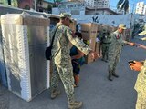 Entrega de enseres domésticos a afectados por Otis, por parte de las fuerzas militares.
