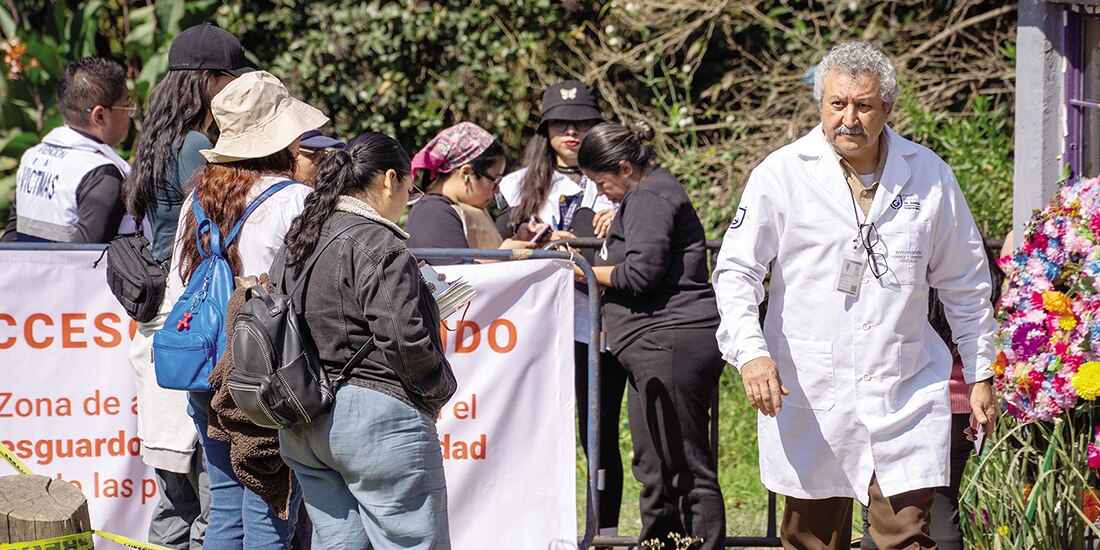 Madres buscadoras previo a pasar a la zona de la fosa común, ayer.