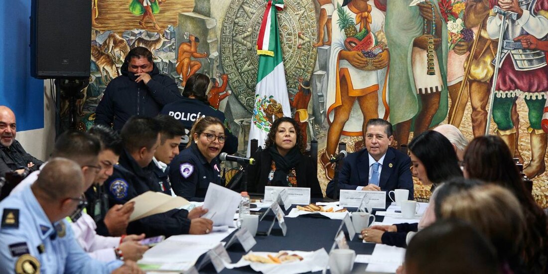 El alcalde de Coyoacán, Giovani Gutiérrez, en la reunión de seguridad, ayer.