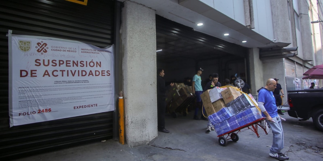 Comerciante saca mercancía de la Plaza Izazaga 89 en un “diablo”, ayer.