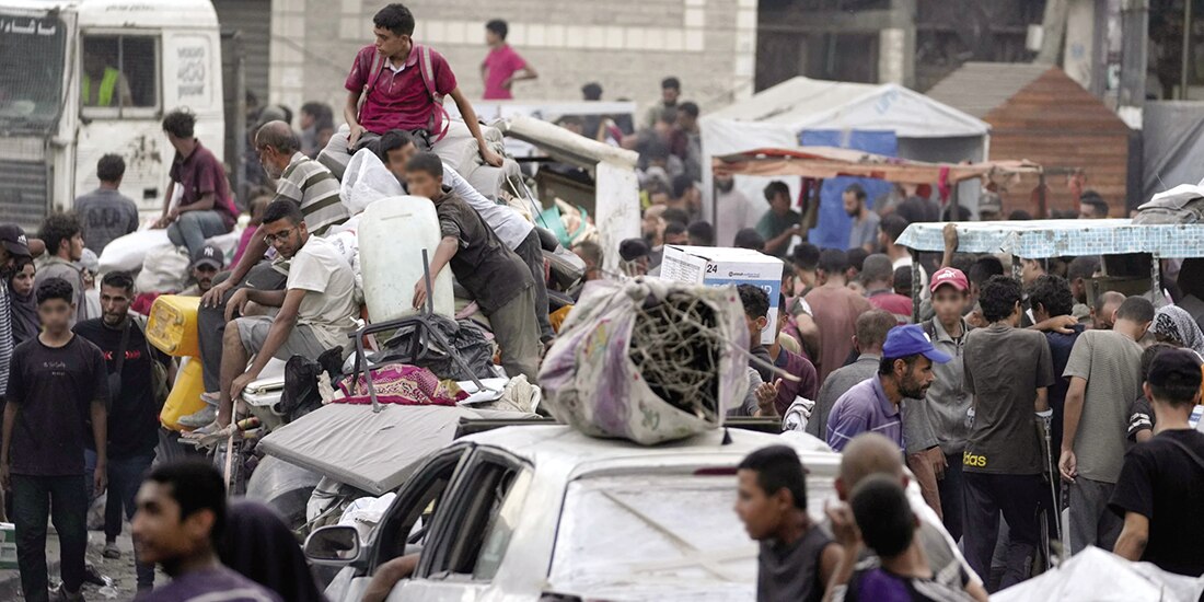 Personas desplazadas huyen de Jabaliya con sus pertenencias, ayer.