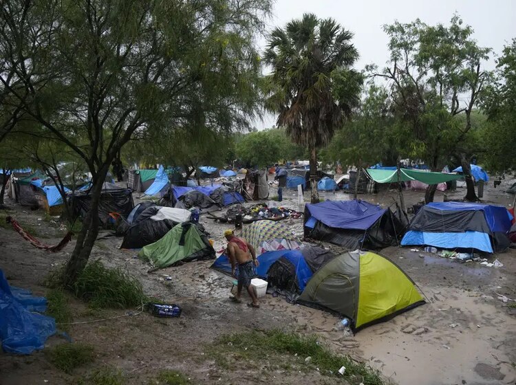Tiendas de campaña cerca del río Bravo en un campamento improvisado, en Matamoros, México, el sábado 13 de mayo de 2023.