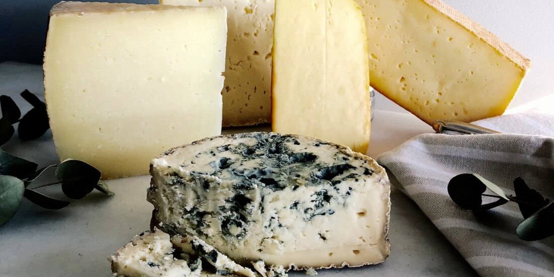 ¡No los tires a la basura! Te compartimos cuáles son los quesos con moho que puedes comer