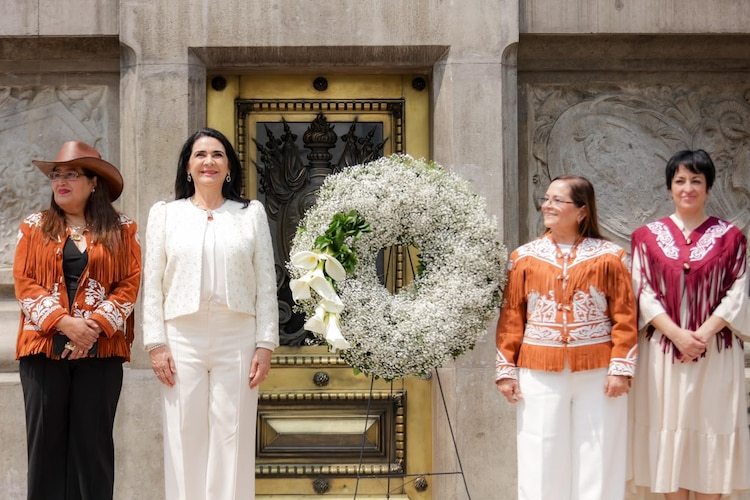 Conmemoración del 197 aniversario de la victoria de Tampico de 1829, en el Ángel de la Independencia.