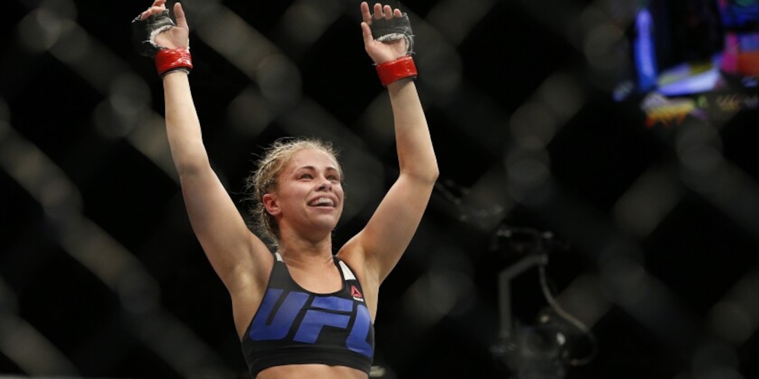 La peleadora de MMA, Paige VanZant, celebra después de una de sus victorias.