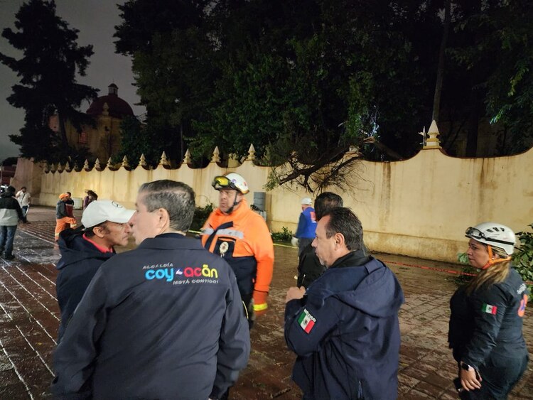 El alcalde de Coyoacán, Giovani Gutiérrez, atiende las afectaciones por lluvias.