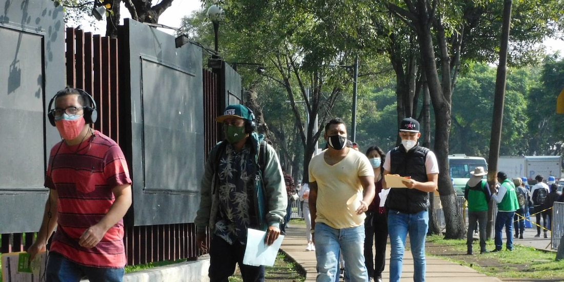 Personas hacen fila para recibir la vacuna contra COVID-19.