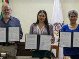 La gobernadora
@indira_vizcaino
y el subsecretario de Derechos Humanos, Población y Migración de la
@SEGOB_mx
, atestiguaron la firma del convenio entre la
@Busqueda_MX
y
@FiscaliaColima
...