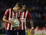 Chicote Calderón y Alexis Vega en un partido de Chivas