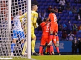 Jugadores de Cruz Azul festejan su gol contra el Puebla en el Estadio Cuauhtémoc.