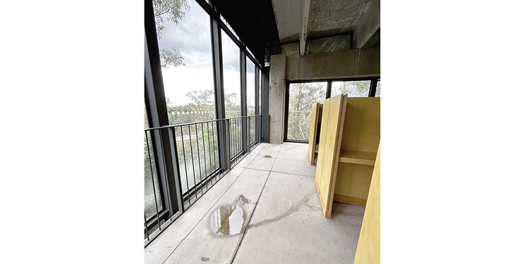 En el restaurante todavía faltan detalles y en la videoteca hay goteras y sigue en obras.