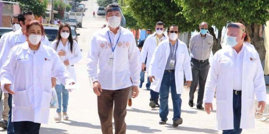 El gobernador Rutilio Escandón (centro) recorre colonias en Tuxtla Gutiérrez junto a brigadistas.