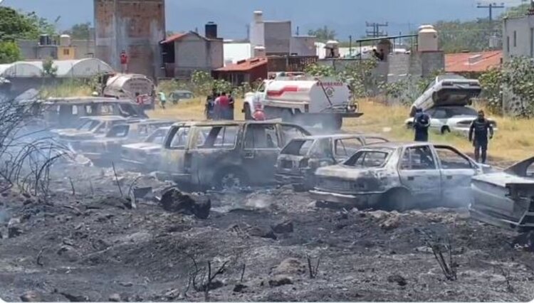 Así quedaron los vehículos; el incendio fue controlado alrededor de las 5 de la tarde.