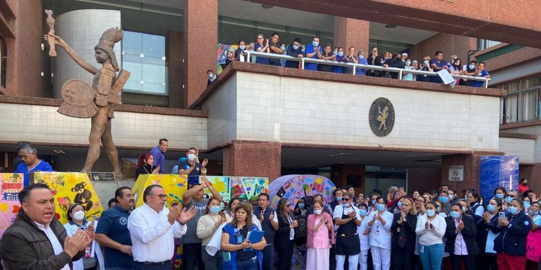 Trabajadores del Hospital Infantil, ayer, durante su manifestación.