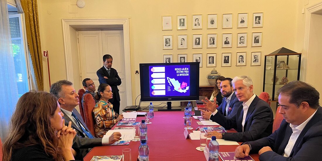 Alfredo Del Mazo, durante la reunión que sostuvo, en Roma, Italia, ayer.