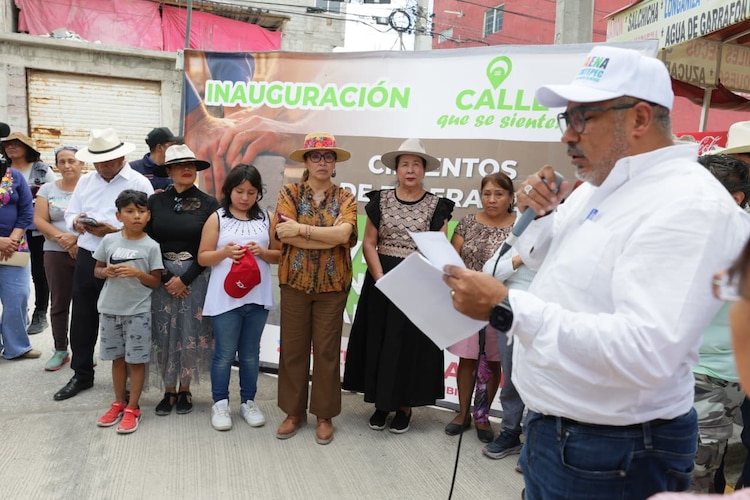 Vecinos de Ecatepec celebran la entrega de pavimentaciones y servicios básicos tras más de una década de espera.