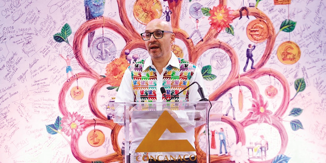 Octavio de la Torre, presidente de la Concanaco Servytur, en conferencia, ayer.