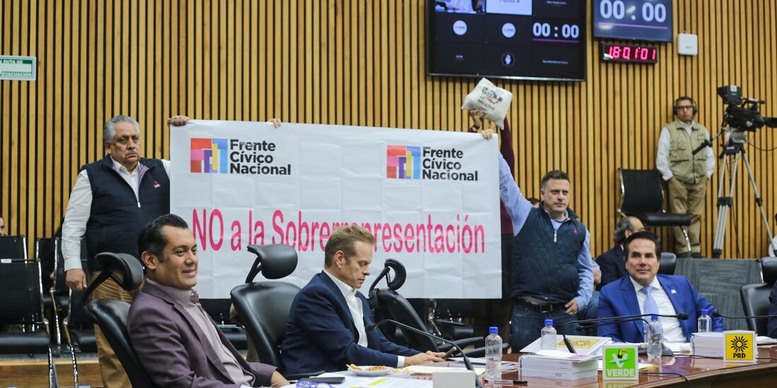 Representantes de oposición en el Consejo General desplegaron una manta contra la sobrerrepresentación atrás de sus pares de la 4T, ayer.