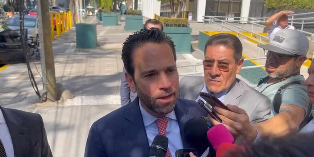 El periodista Carlos Loret de Mola se presentó este martes 26 de febrero en los juzgados por la demanda que enfrenta de parte de Pío López Obrador, hermano del presidente de México.