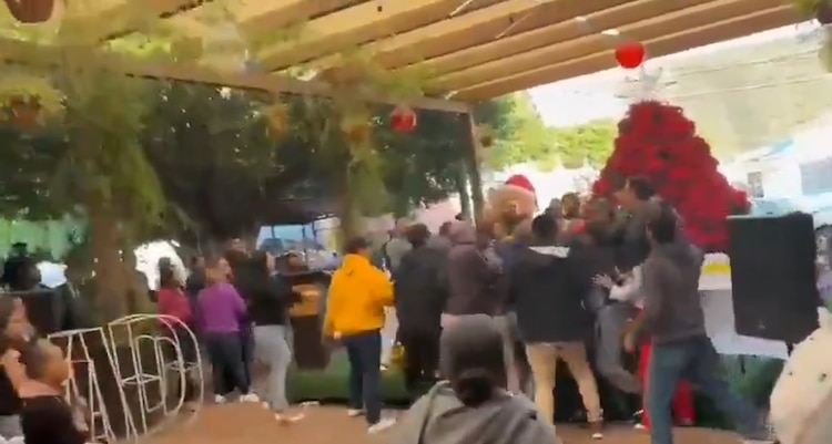Agentes de la Fiscalía estatal irrumpieron en el lugar, pero no lograron la detención.