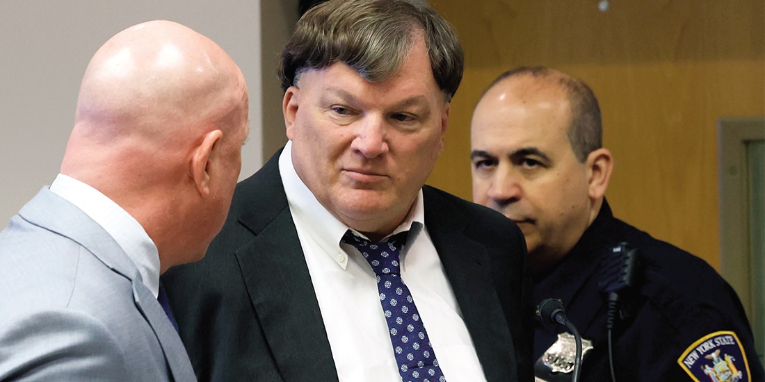 Rex Heuermann (centro) se declaró culpable del asesinato de ocho mujeres, ayer.