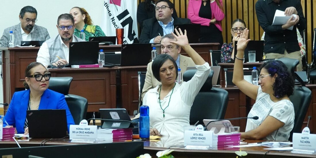 De izq. a der.: Claudia Espino, secretaria Ejecutiva, y las consejeras Norma de la Cruz y Rita Bell, en sesión del 22 de mayo.