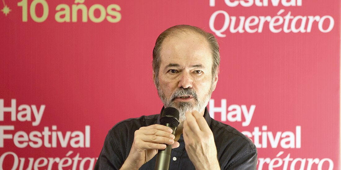 El escritor Juan Villoro durante su participación en el Hay Festival.