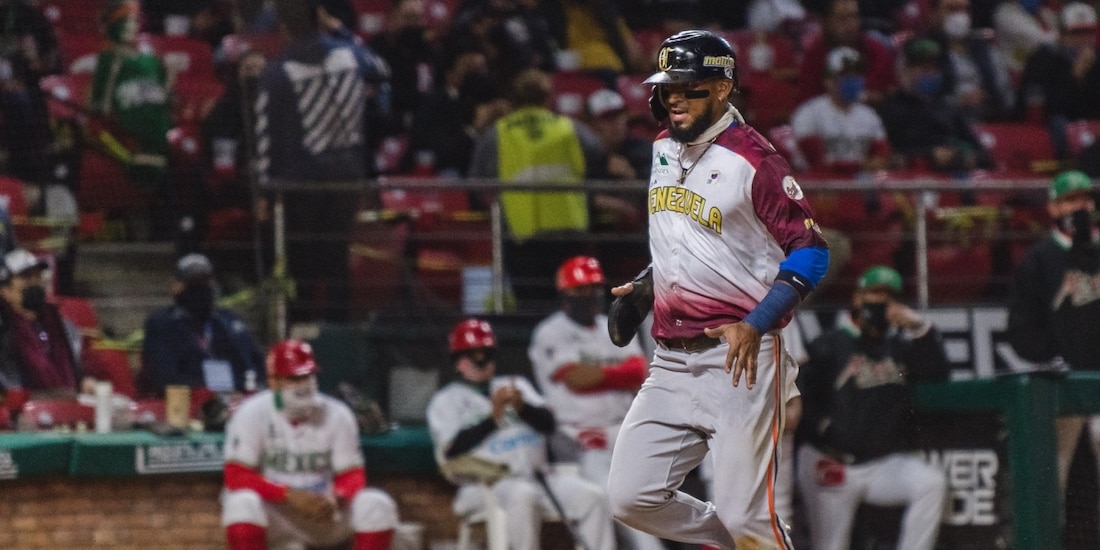 Danry Vásquez durante un partido de la Serie del Caribe 2021 con Venezuela.