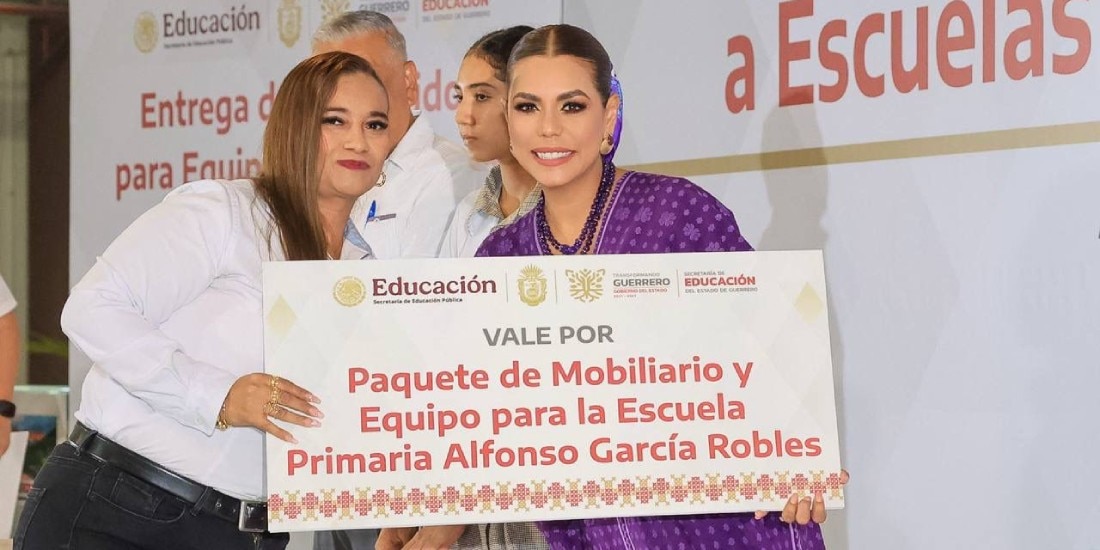 Evelyn Salgado entrega mobiliario a 599 escuelas afectadas por los huracanes ‘Otis’, ‘John’ y ‘Erick’.