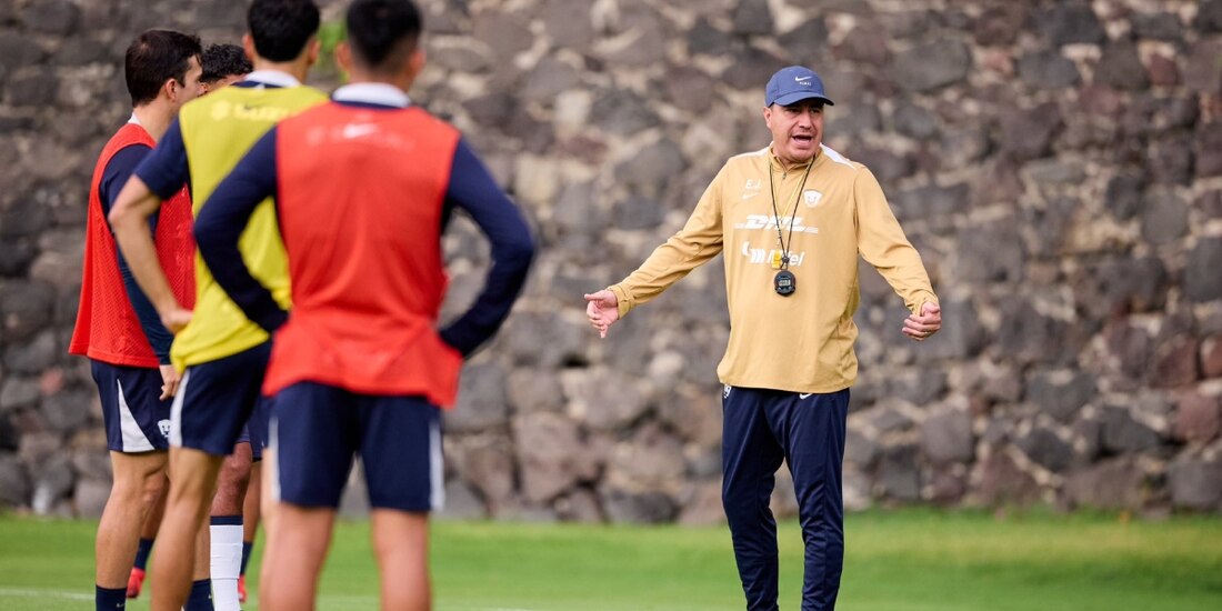 Efraín Juárez en un entrenamiento con los Pumas
